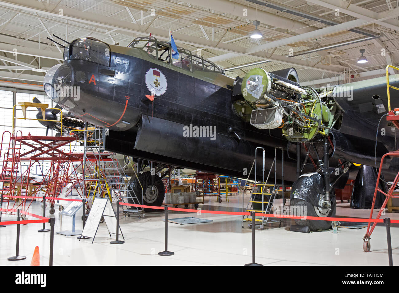 Un Avro Lancaster bomber all'interno del Canadian Warplane Heritage Museum in Hamilton Ontario. In fase di manutenzione invernale. Foto Stock