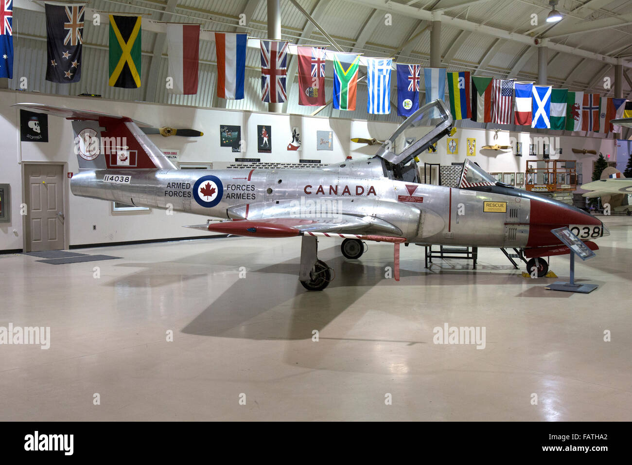 Un allestimento interno del Canadian Warplane Heritage Museum di Hamilton, Ontario. Un 1965 Canadair CL-41 Tutor del RCAF. Foto Stock