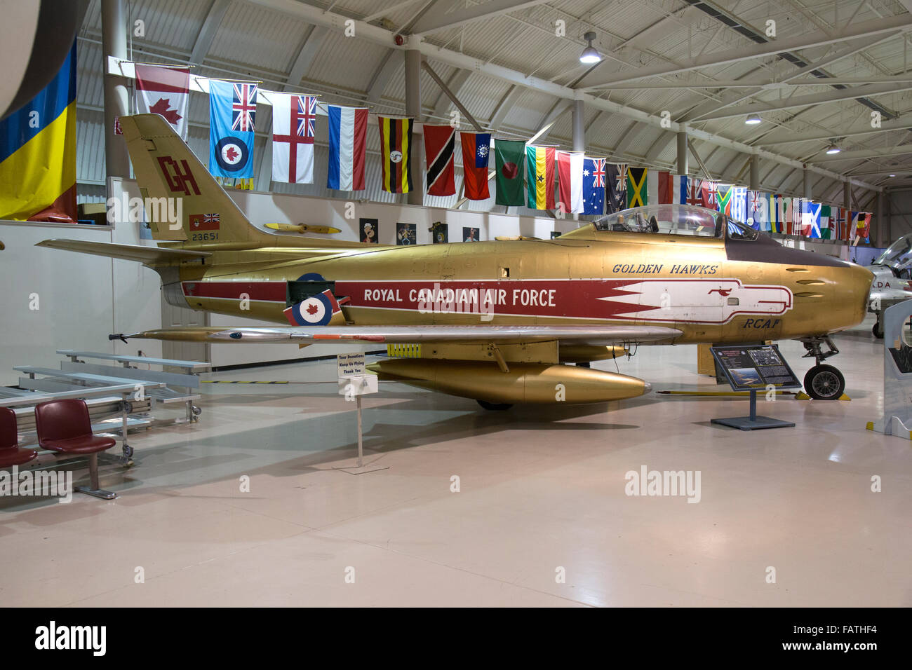 Un allestimento interno del Canadian Warplane Heritage Museum di Hamilton, Ontario. Un RCAF 1956 Canadair CL-13B Sabre 6. Foto Stock
