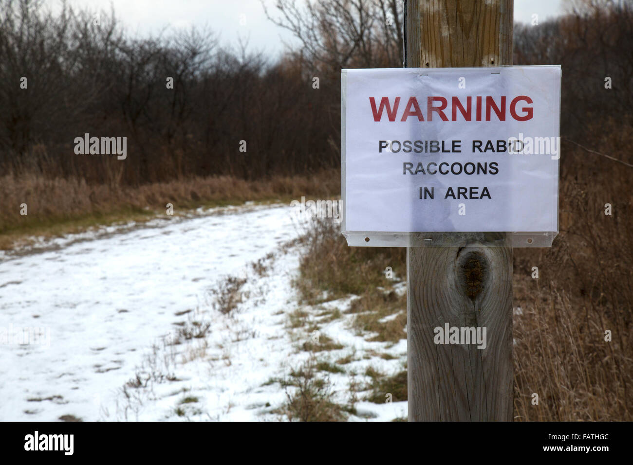 Sign in il Eramosa Karst area di conservazione di Hamilton, Ontario, Canada. Segno avverte del pericolo di fanatici dei procioni nel parco Foto Stock