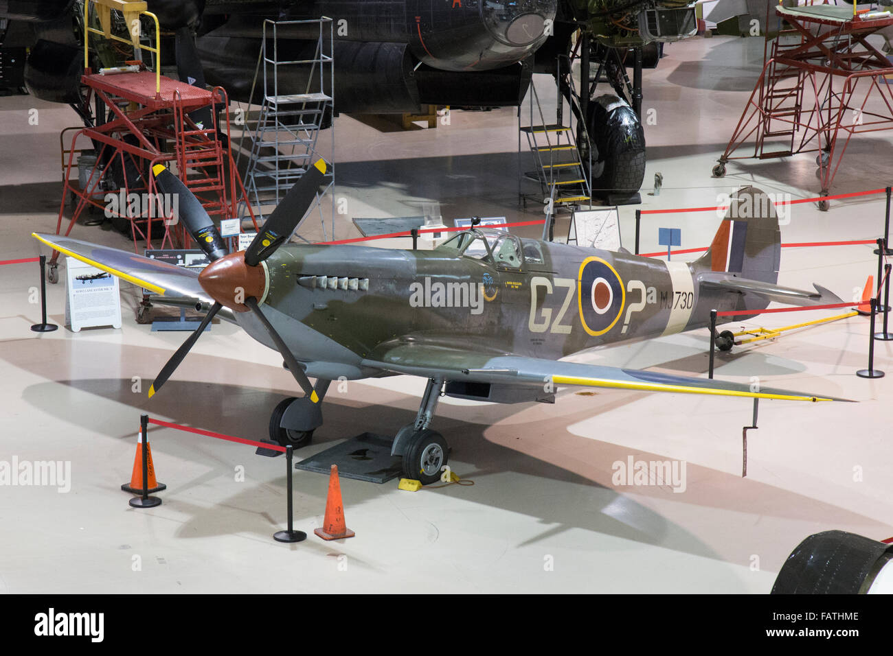 Uno Spitfire Seconda Guerra Mondiale aereo all'interno del Canadian Warplane Heritage Museum di Hamilton, Ontario, Canada Foto Stock