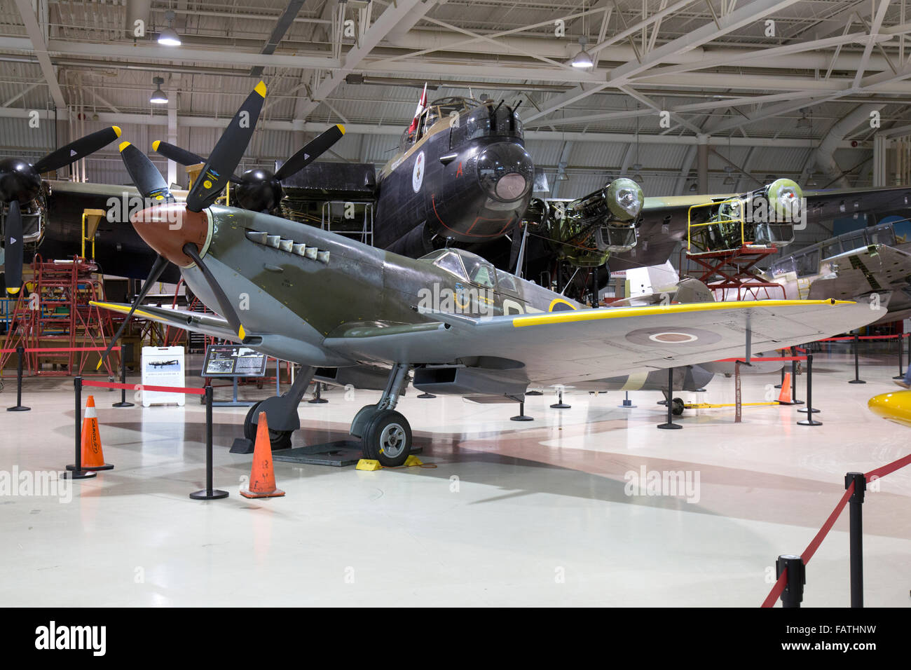 Uno Spitfire e Lancaster bomber all'interno del Canadian Warplane Heritage Museum di Hamilton, Ontario. Foto Stock