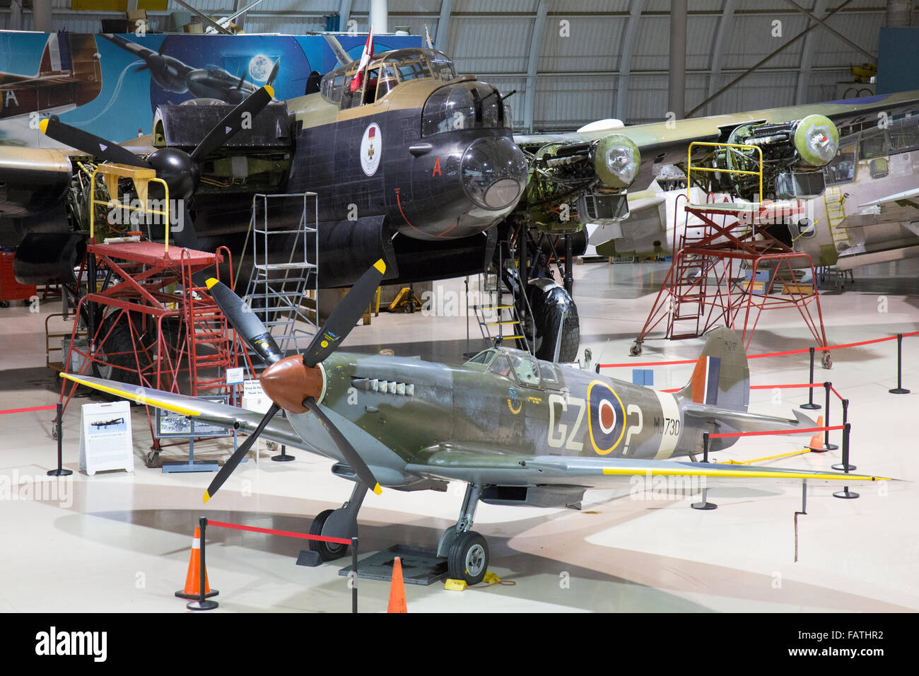 Uno Spitfire e Lancaster bomber all'interno del Canadian Warplane Heritage Museum di Hamilton, Ontario. Foto Stock