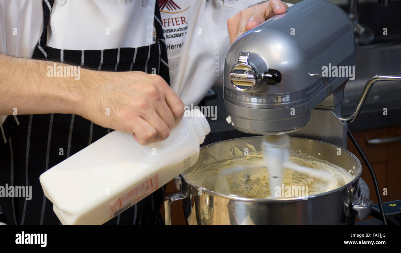 Lo chef prepara i Tamales fresco. Foto Stock