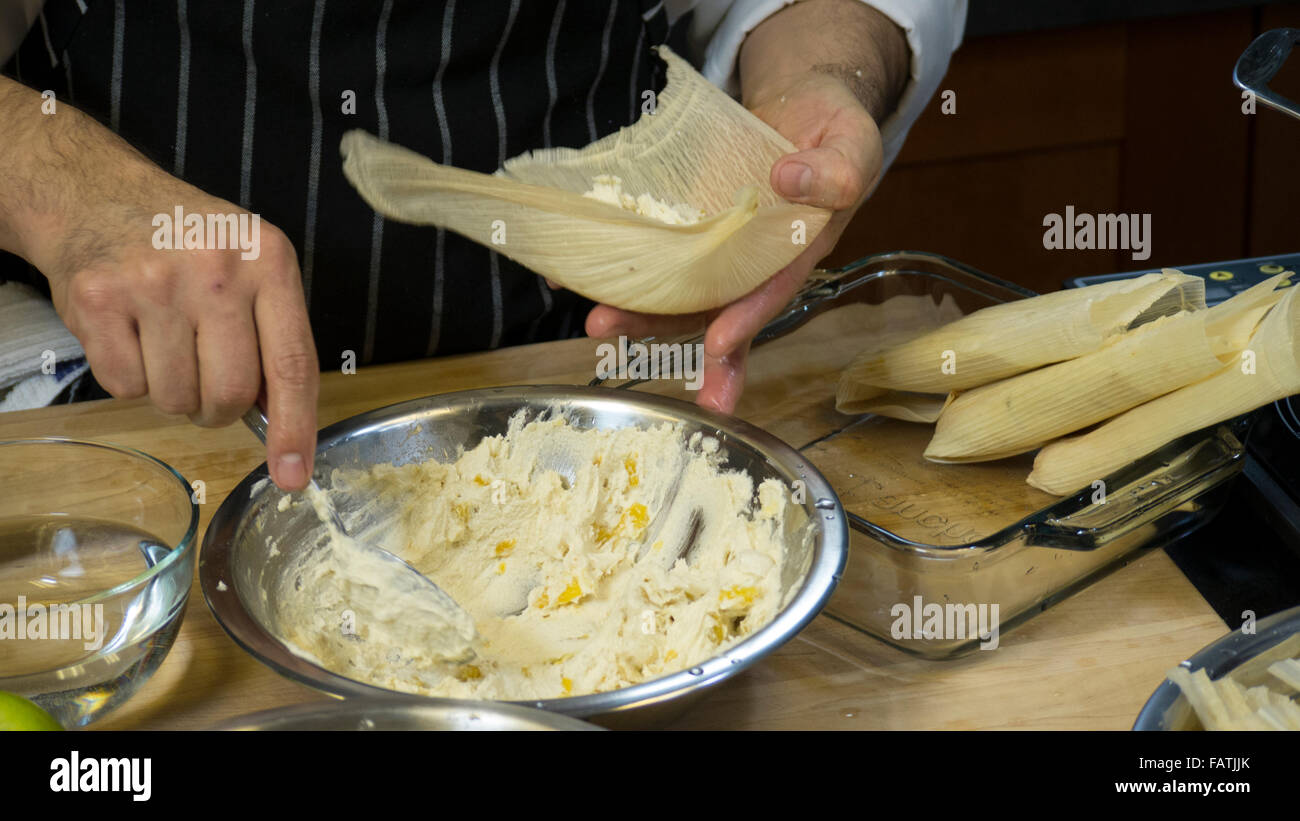 Lo chef prepara i Tamales fresco. Foto Stock