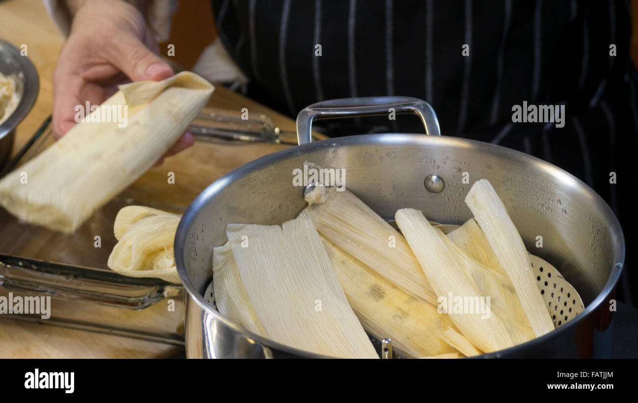 Lo chef prepara i Tamales fresco. Foto Stock