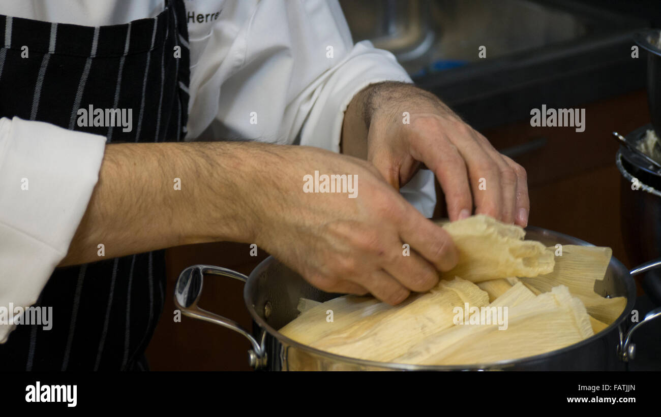 Lo chef prepara i Tamales fresco. Foto Stock