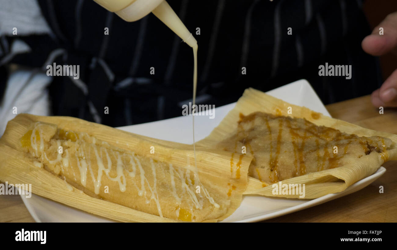 Lo chef prepara i Tamales fresco. Foto Stock