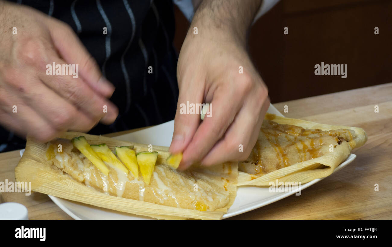 Lo chef prepara i Tamales fresco. Foto Stock