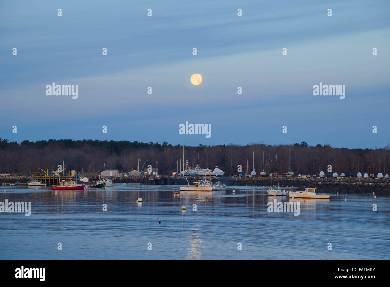 Luna piena sopra il porto di segale NH, la mattina presto, inverno Foto Stock
