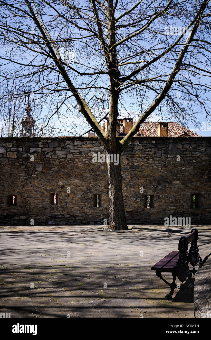 Una panchina nel parco e la parete medievale, Vitoria, Spagna Foto Stock