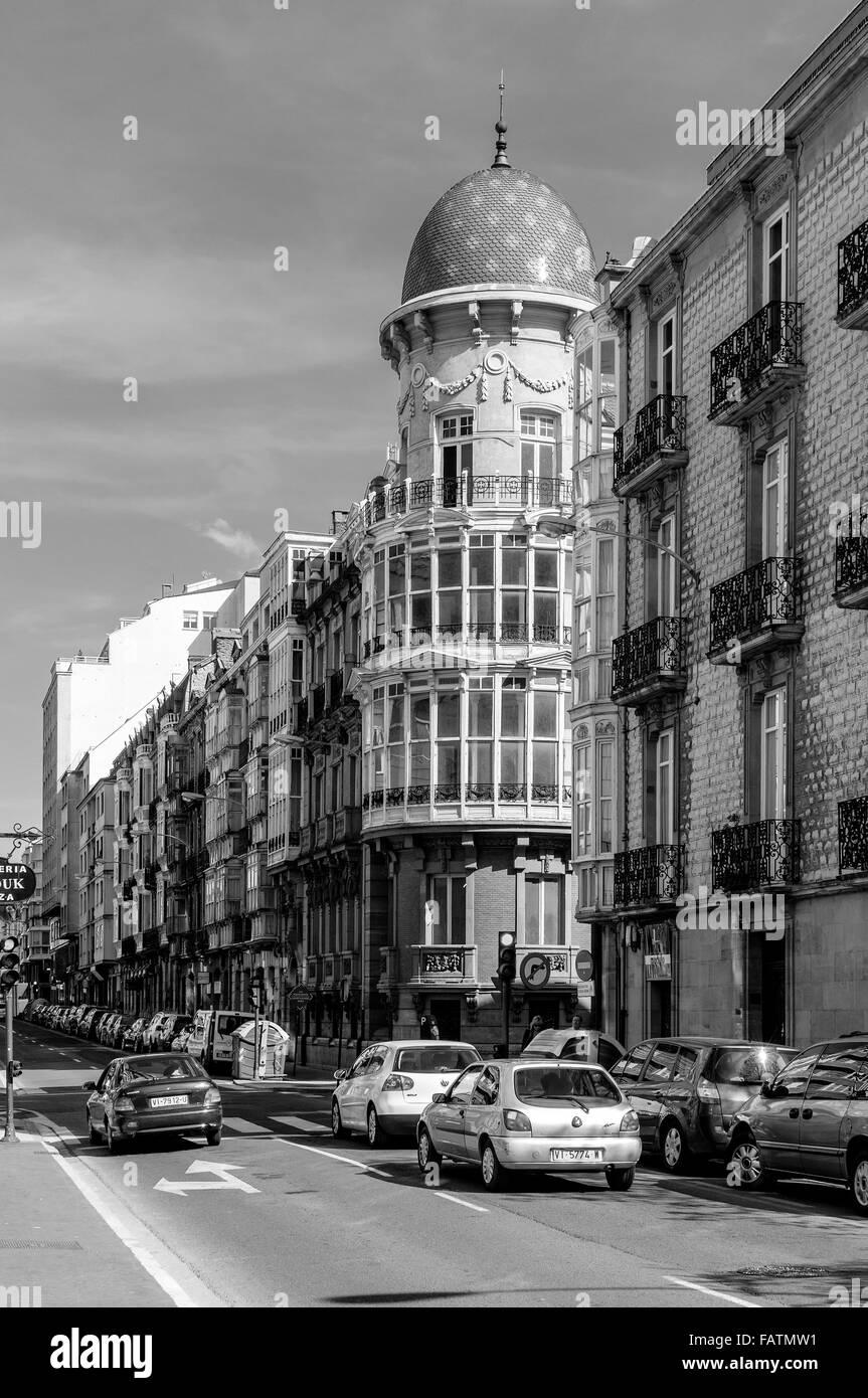 Palazzo di stile in una strada della città di Vitoria, Spagna Foto Stock