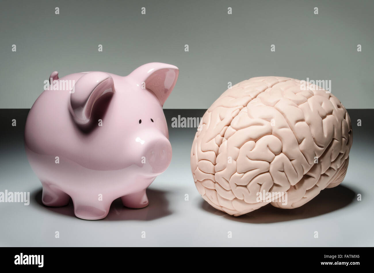 Salvadanaio e cervello umano, bancaria intelligente. Foto Stock