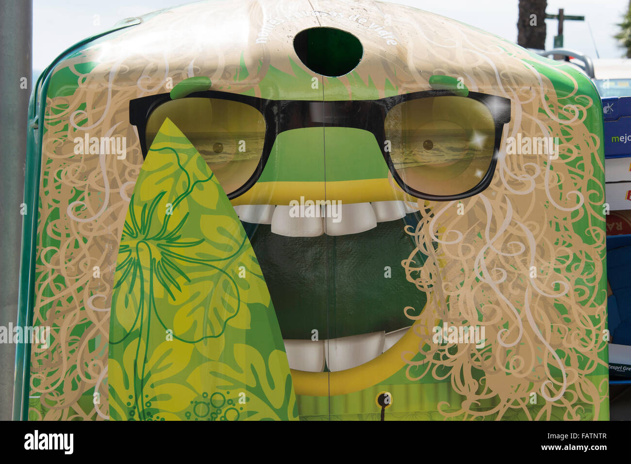 Faccia umoristico recycling bin, Lloret de Mar, Costa Brava, provincia di Girona, in Catalogna, Spagna Foto Stock