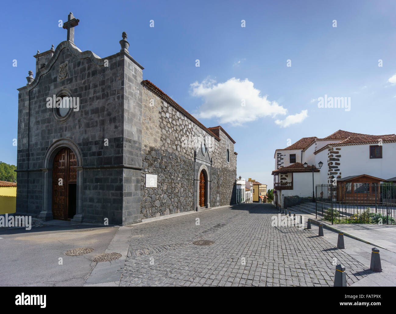 Tenerife, Isole Canarie - Vilaflor villaggio storico centro. La vecchia chiesa cinquecentesca di San Pedro de Bettancourt. Foto Stock