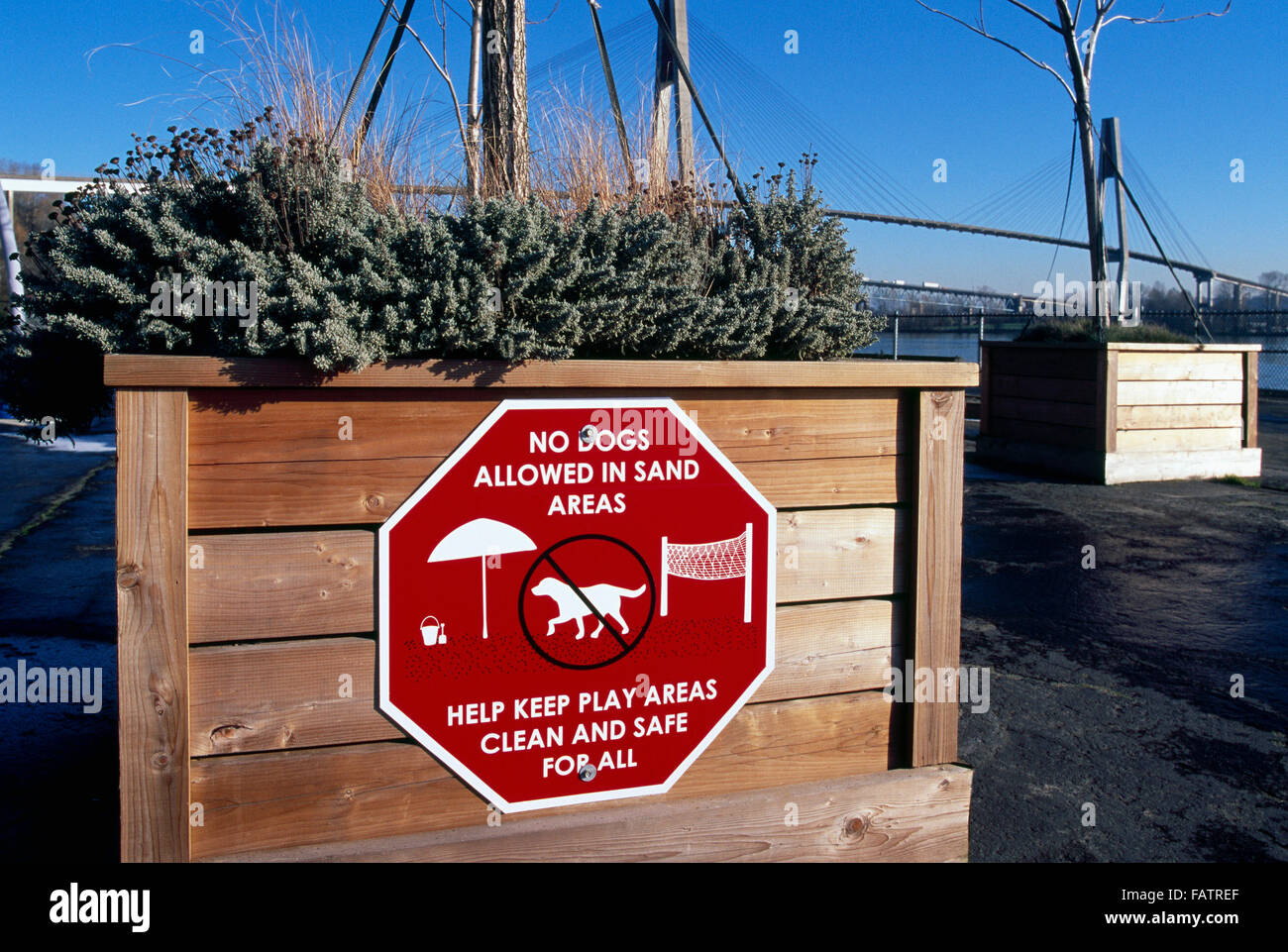 I cani non sono ammessi nelle aree di sabbia segno, Molo di Westminster Park, New Westminster, British Columbia, Canada - Cane di informazioni di controllo Foto Stock