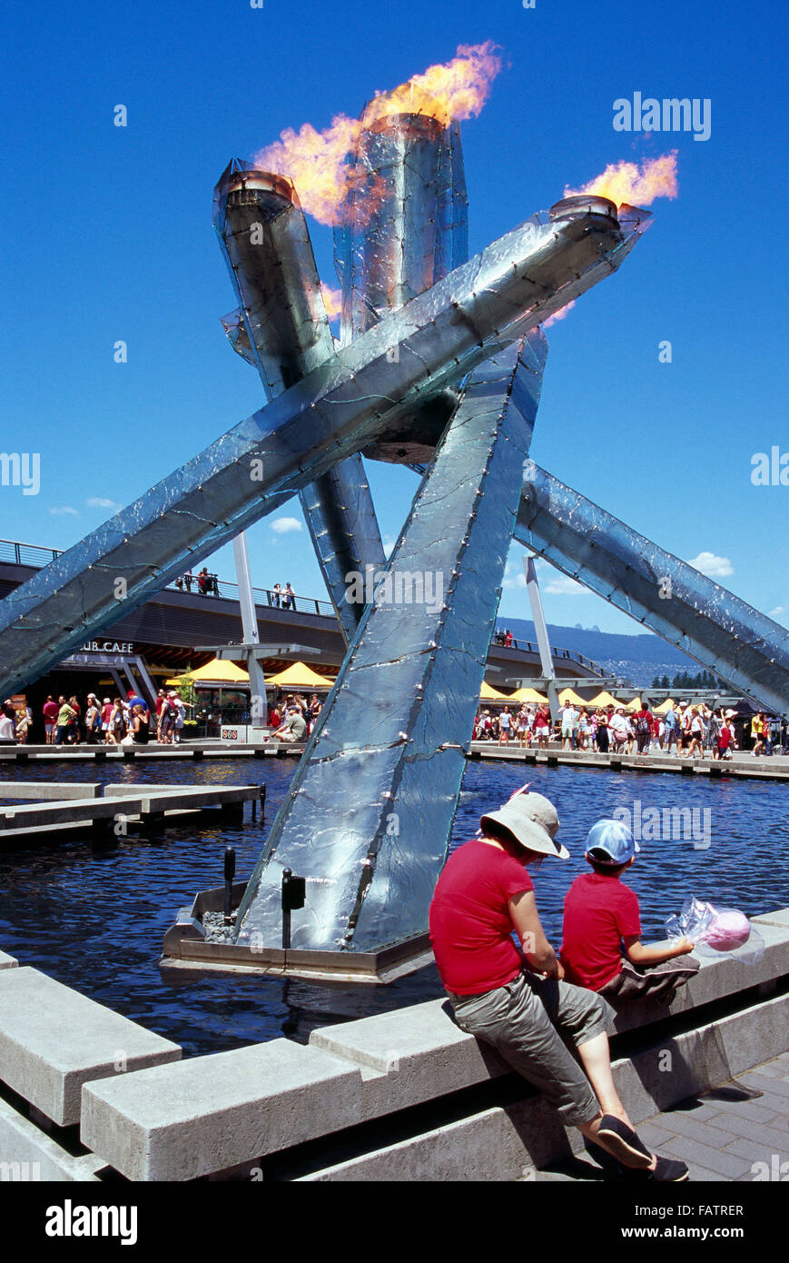 Calderone olimpico a Jack Poole Plaza, Vancouver, BC, British Columbia, Canada - Lit per il Canada Day celebrazione (1 luglio) Foto Stock