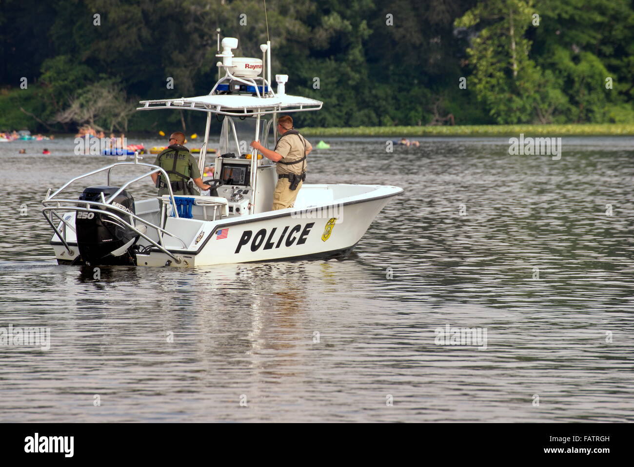 Una barca di polizia pattuglia il fiume Nanticoke durante il Seaford Riverfest. Foto Stock