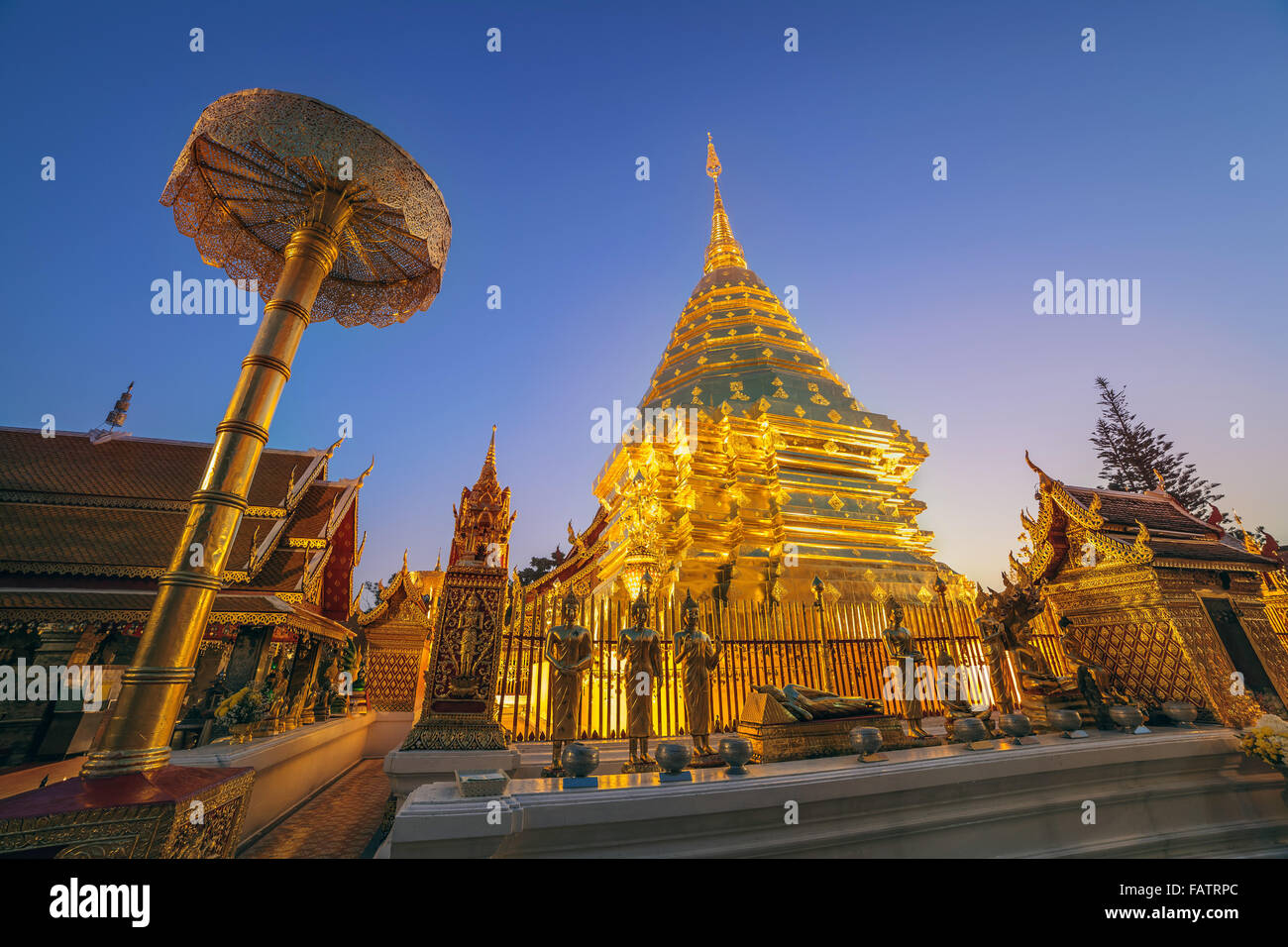 Notturna al tempio Doi Suthep, Chiangmai, Thailandia Foto Stock