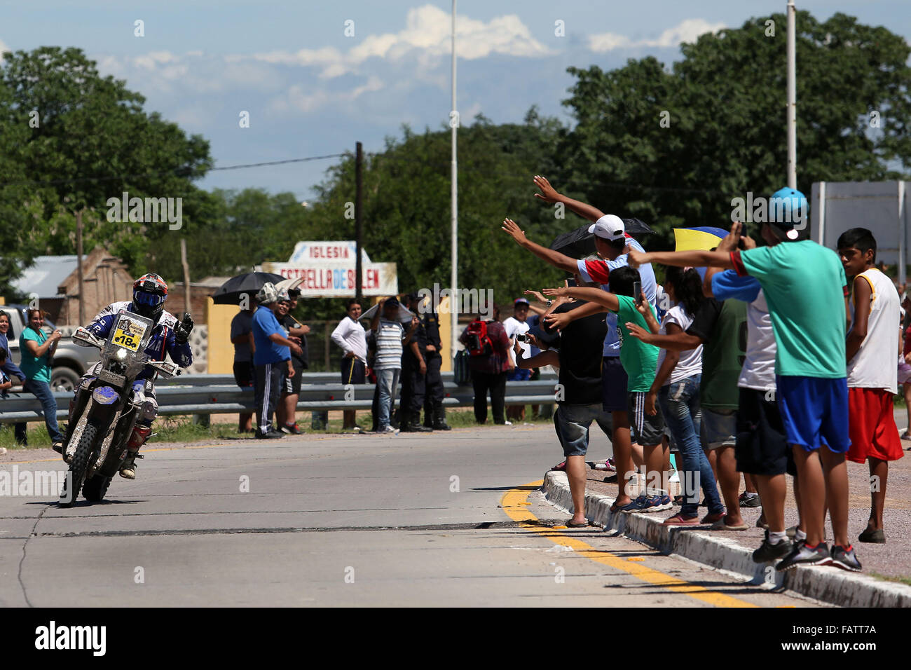 Santiago del Estero Argentina. 4 gennaio, 2016. La gente guarda un pilota la guida durante la seconda fase del 2016 Dakar Rally, tra Villa Carlos Paz e Termas de Rio Hondo, Argentina, il Jan 4, 2016. Credito: Emilio Rapetti/TELAM/Xinhua/Alamy Live News Foto Stock