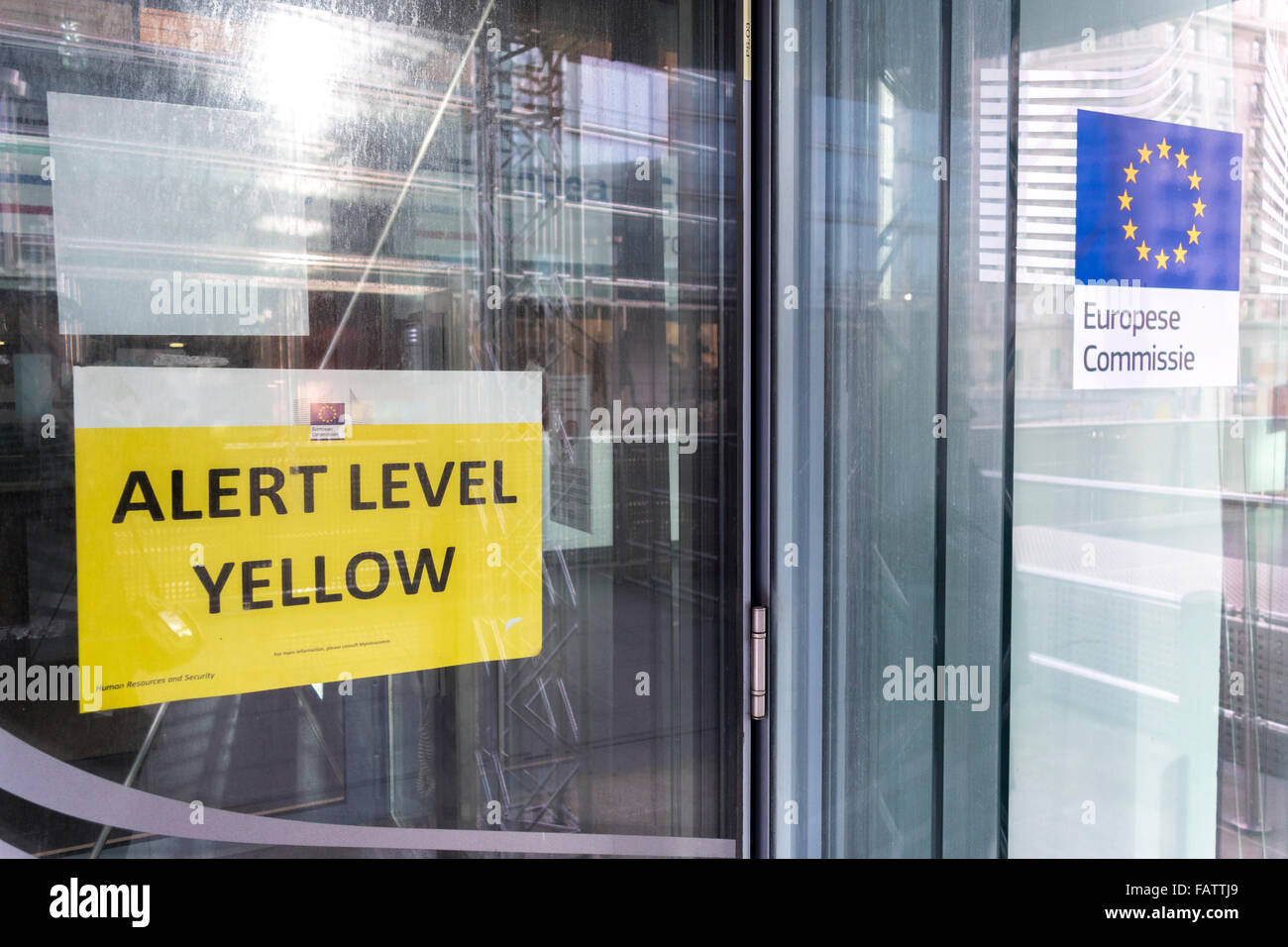 Bruxelles, Commissione europea. Edificio Charlemagne. Firmare all'entrata che indica la sicurezza o minaccia terroristica avviso Livello giallo Foto Stock