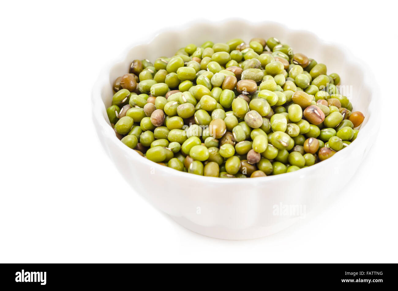 Mung bean in tazza bianca su sfondo bianco. Foto Stock