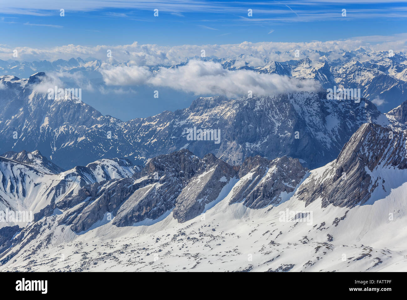 Paesaggio invernale delle Alpi alpino Mountain View dal Zugspitze top della Germania Foto Stock