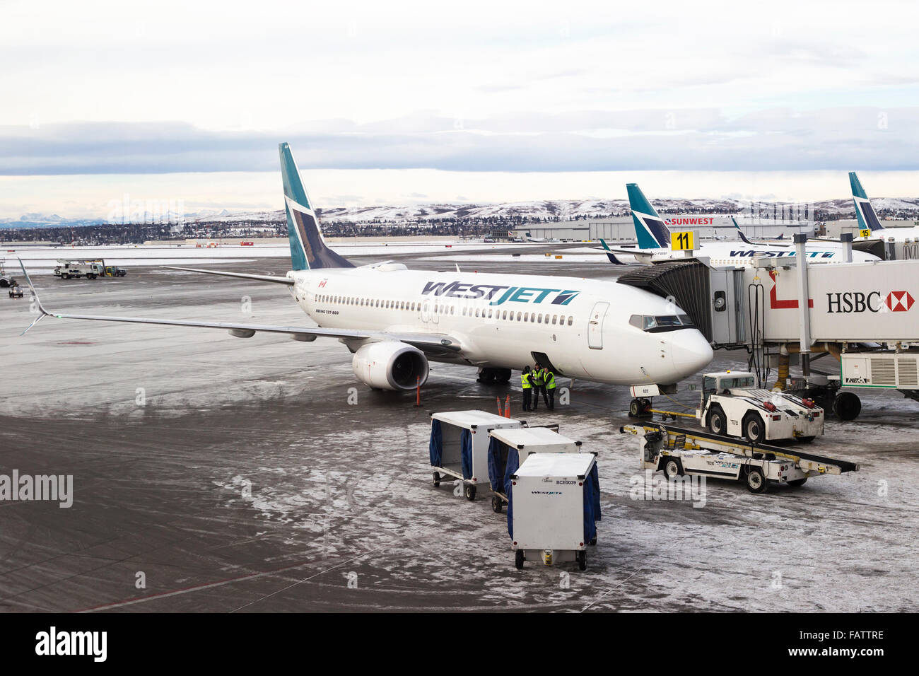 Westjet Boeing 737-800 jet essendo caricato all'Aeroporto Internazionale di Calgary Foto Stock