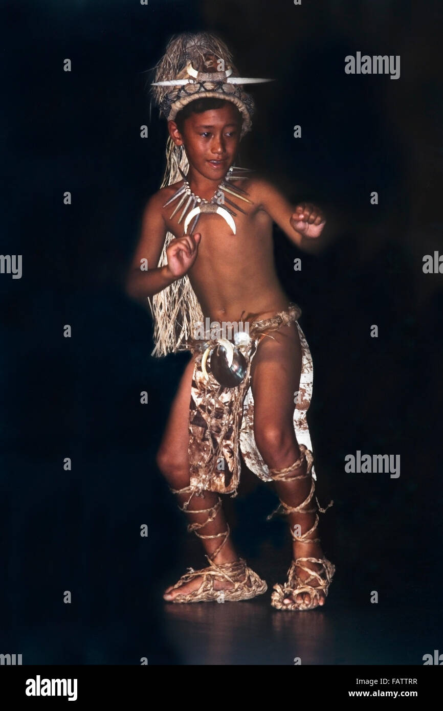 Ragazzo polinesiano in abbigliamento tradizionale che esegue la danza hula nelle Isole Cook te Mire Ura, National Dancer of the Year, finale di concorso su Rarotonga Foto Stock