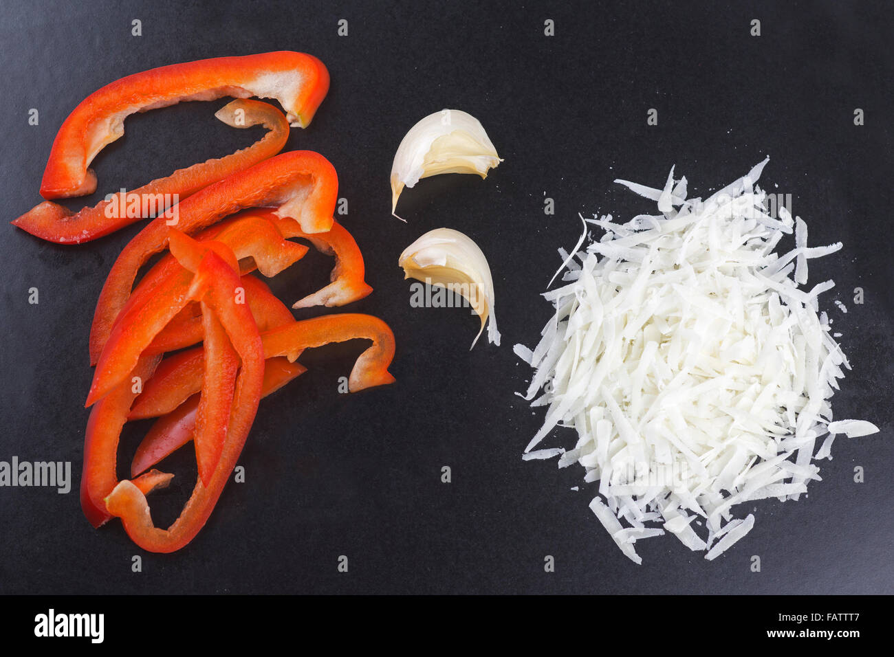 Peperoni rossi, aglio e formaggio parmigiano Foto Stock