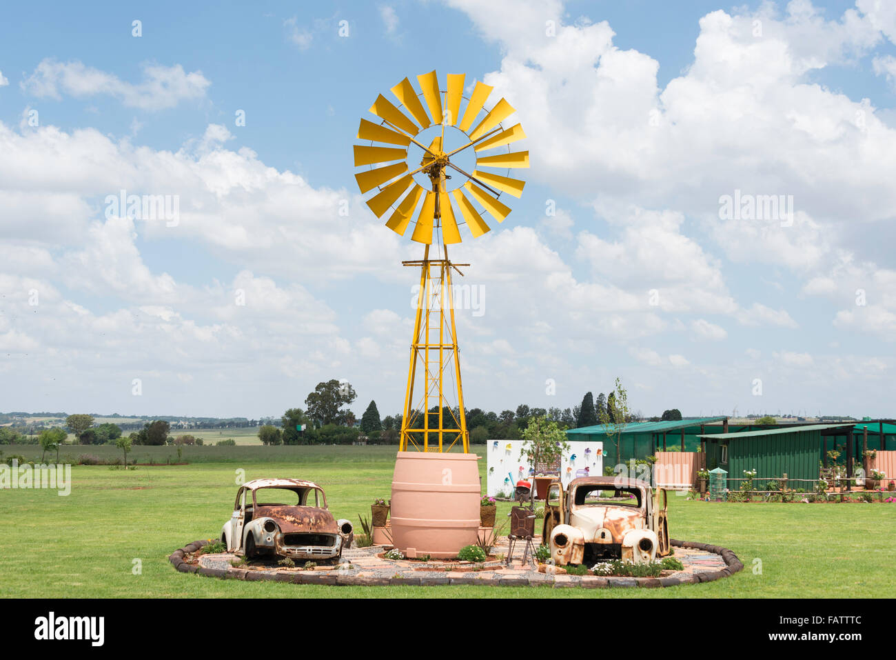 Vecchia Pompa acqua in campo nei pressi di Cullinan, città di Tshwane comune, provincia di Gauteng, Repubblica del Sud Africa Foto Stock