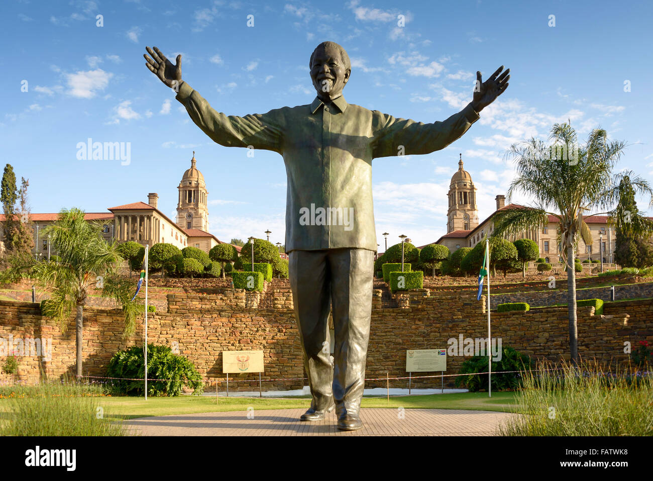 Statua di Mandela dall'Unione edifici su Meintjieskop, Pretoria, Città di Tshwane comune, provincia di Gauteng, Sud Africa Foto Stock