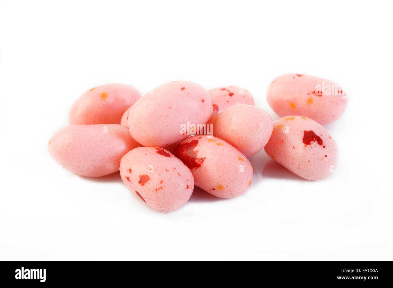 Pink Jelly Beans su sfondo bianco Foto Stock