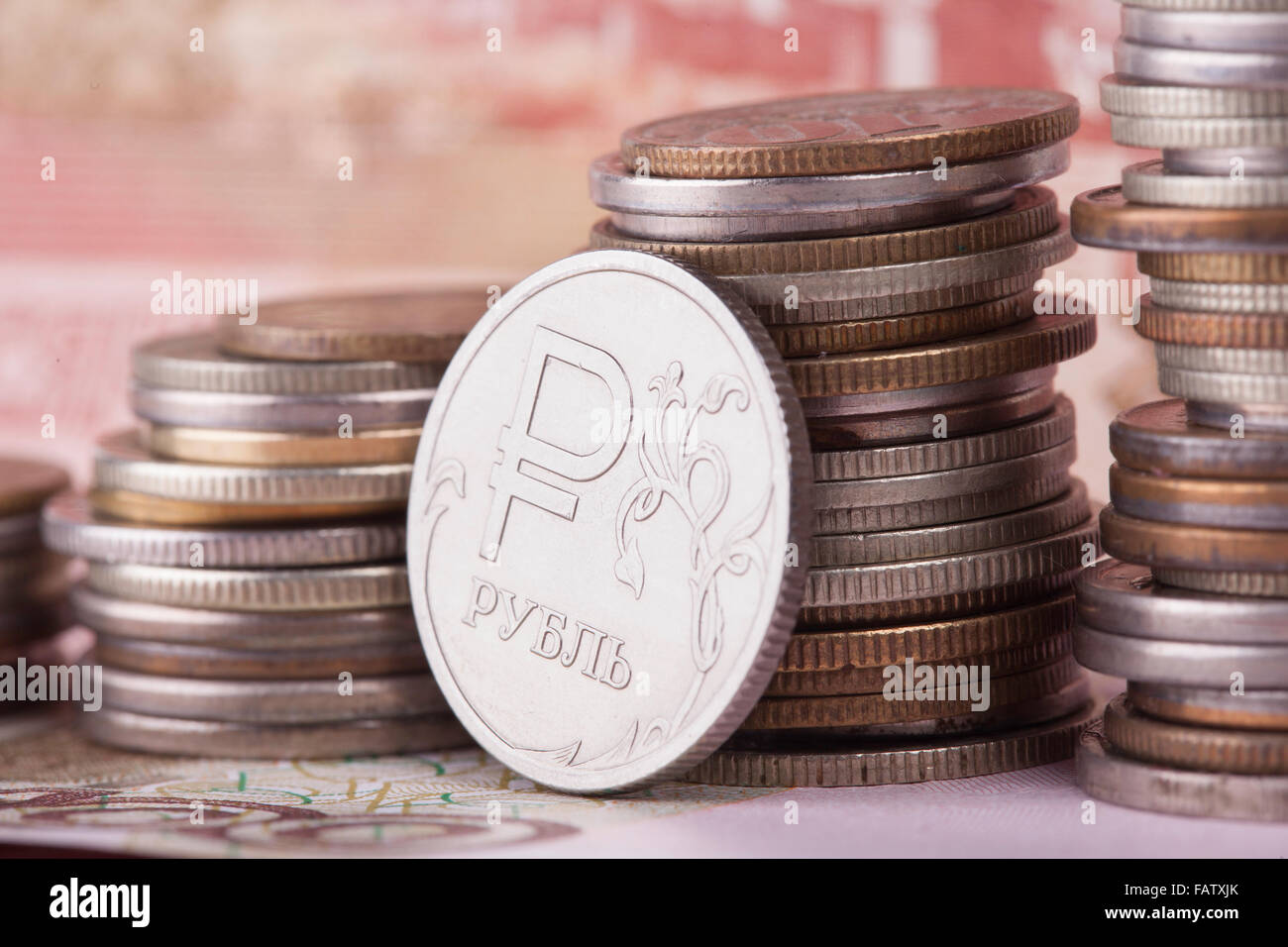 Moneta rublo sullo sfondo delle banconote e denaro pile Foto Stock