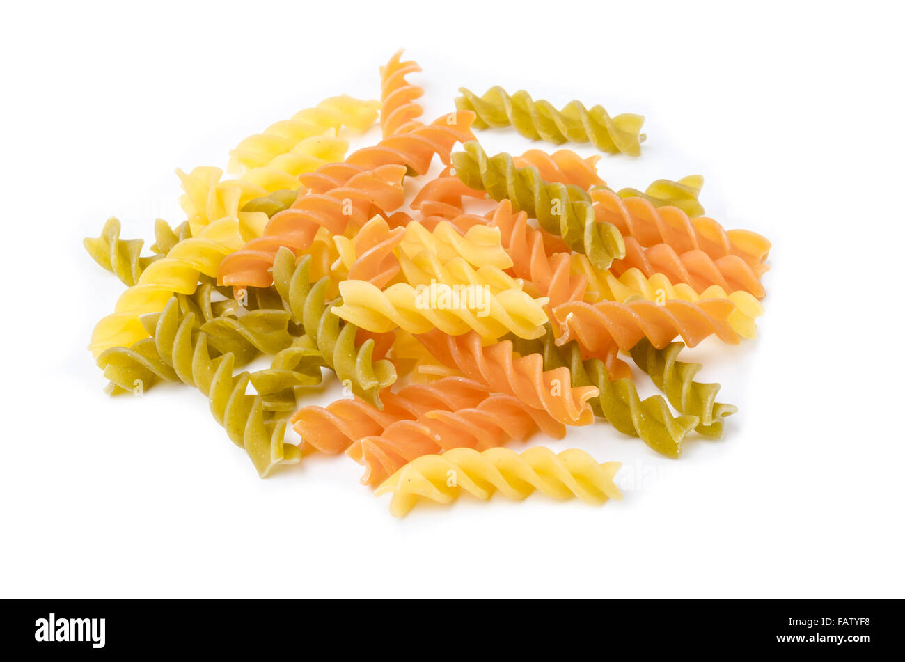 Non cotti pasta italiana - tre colori spirali su sfondo bianco. Foto Stock