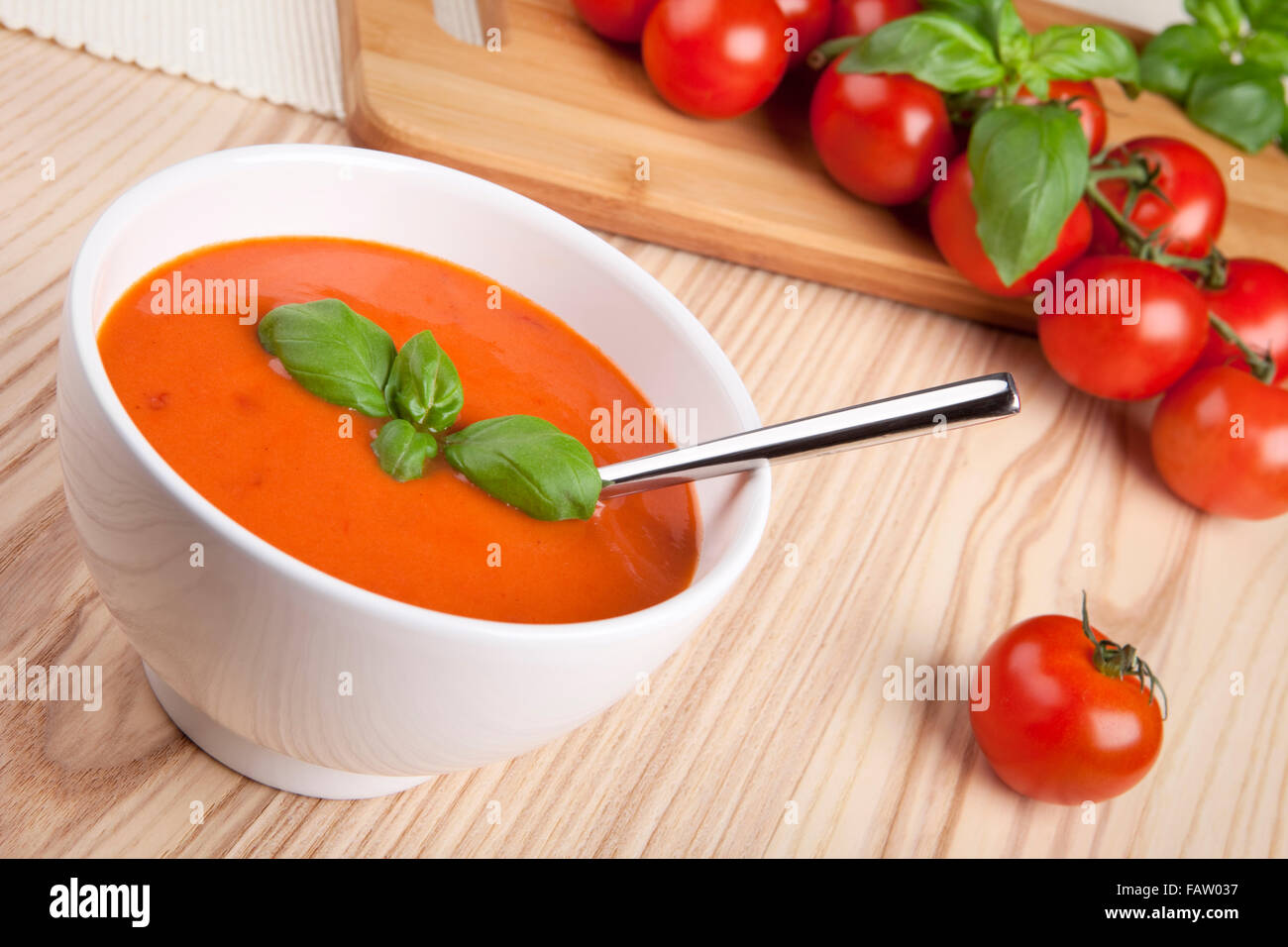 Zuppa di pomodoro con basilico in una ciotola. Foto Stock