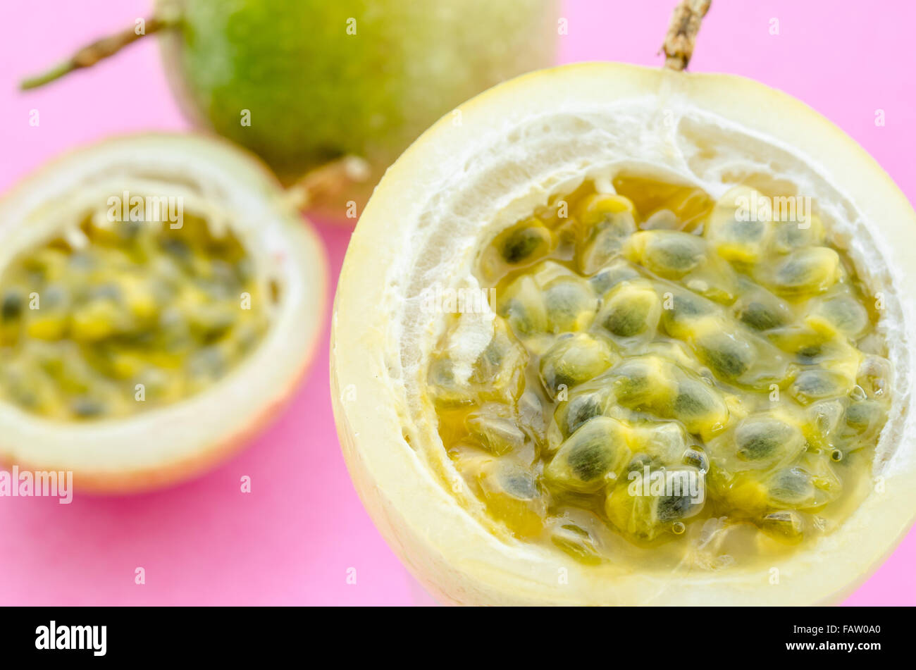 Maracuja o frutto della passione su sfondo rosa. Foto Stock