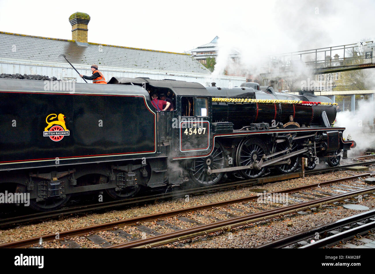 Maidstone east station, Kent, Inghilterra. "Cattedrali Express' escursione speciale treno tirato dal "Lancashire Fusilier' loco... Foto Stock