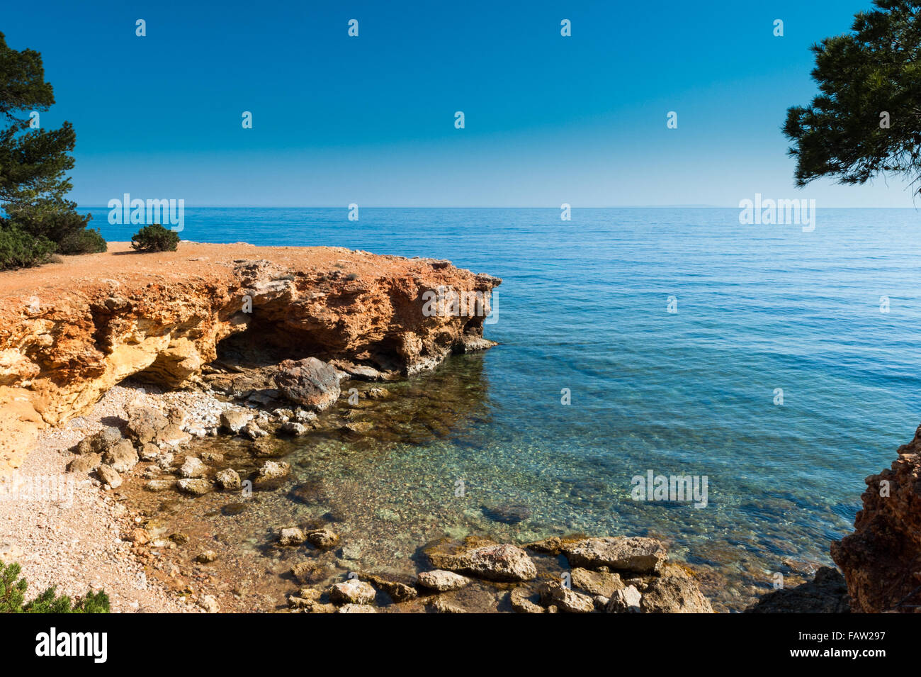 Il robusto,costa rocciosa della isola di Ibiza, Isole Baleari Spagna,l'Europa. Foto Stock