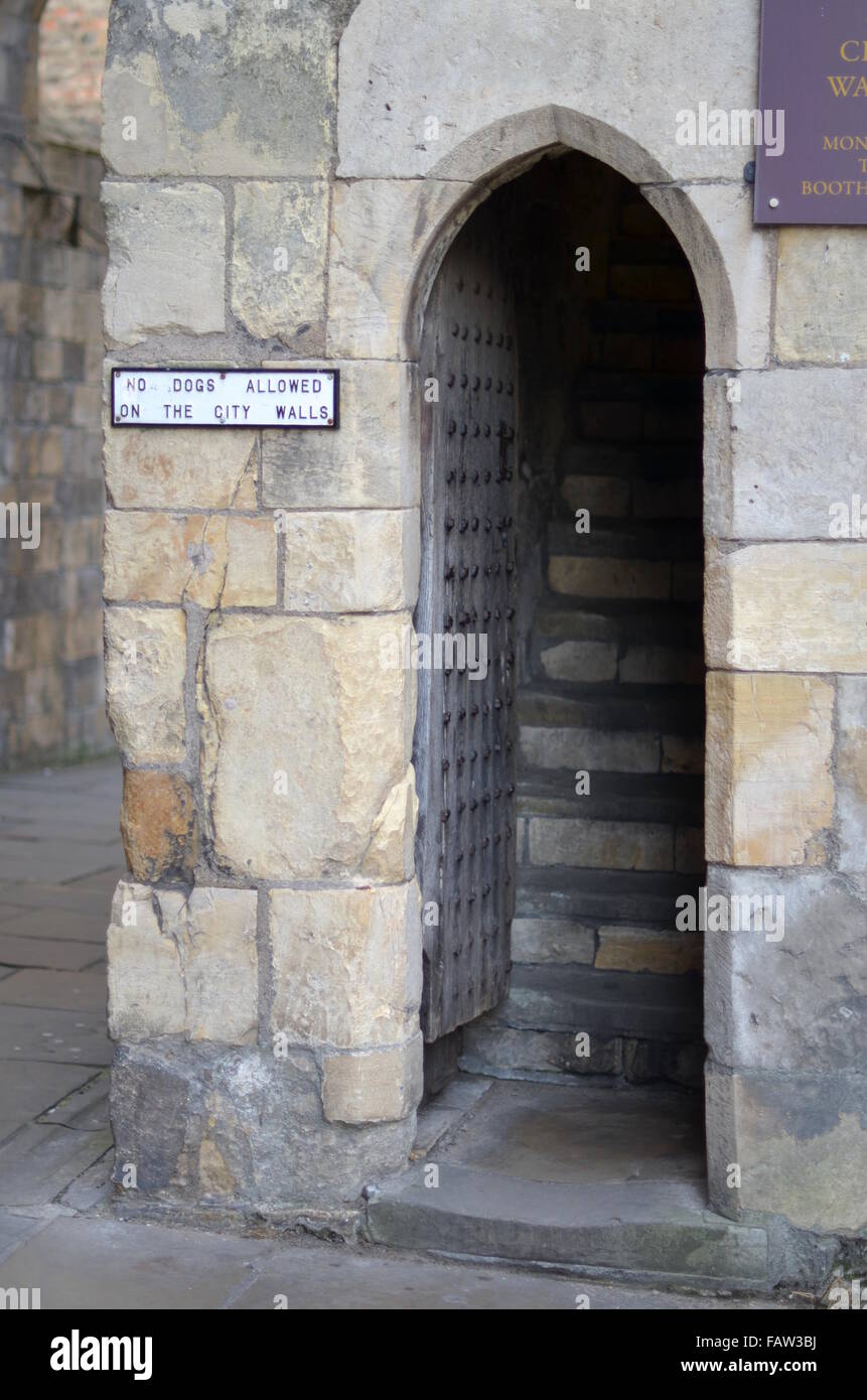 Ingresso a gradino fino alla città di York pareti, York, Inghilterra Foto Stock