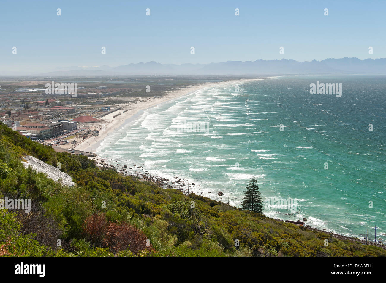 Muizenberg Beach sulla costa dell'Oceano Indiano a Cape Town, Sud Africa. Foto Stock
