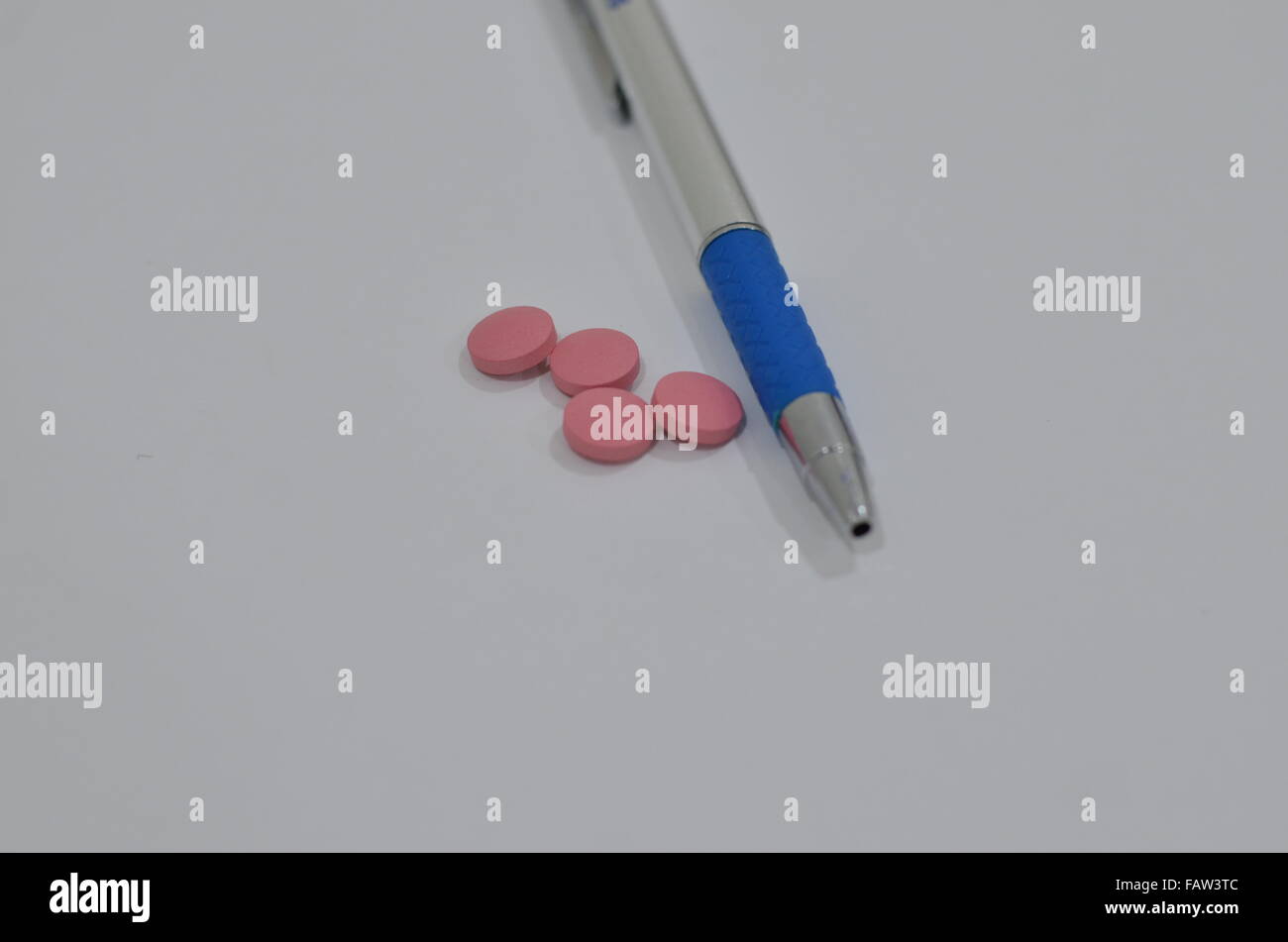 Medico la penna con farmaci prescritti Foto Stock