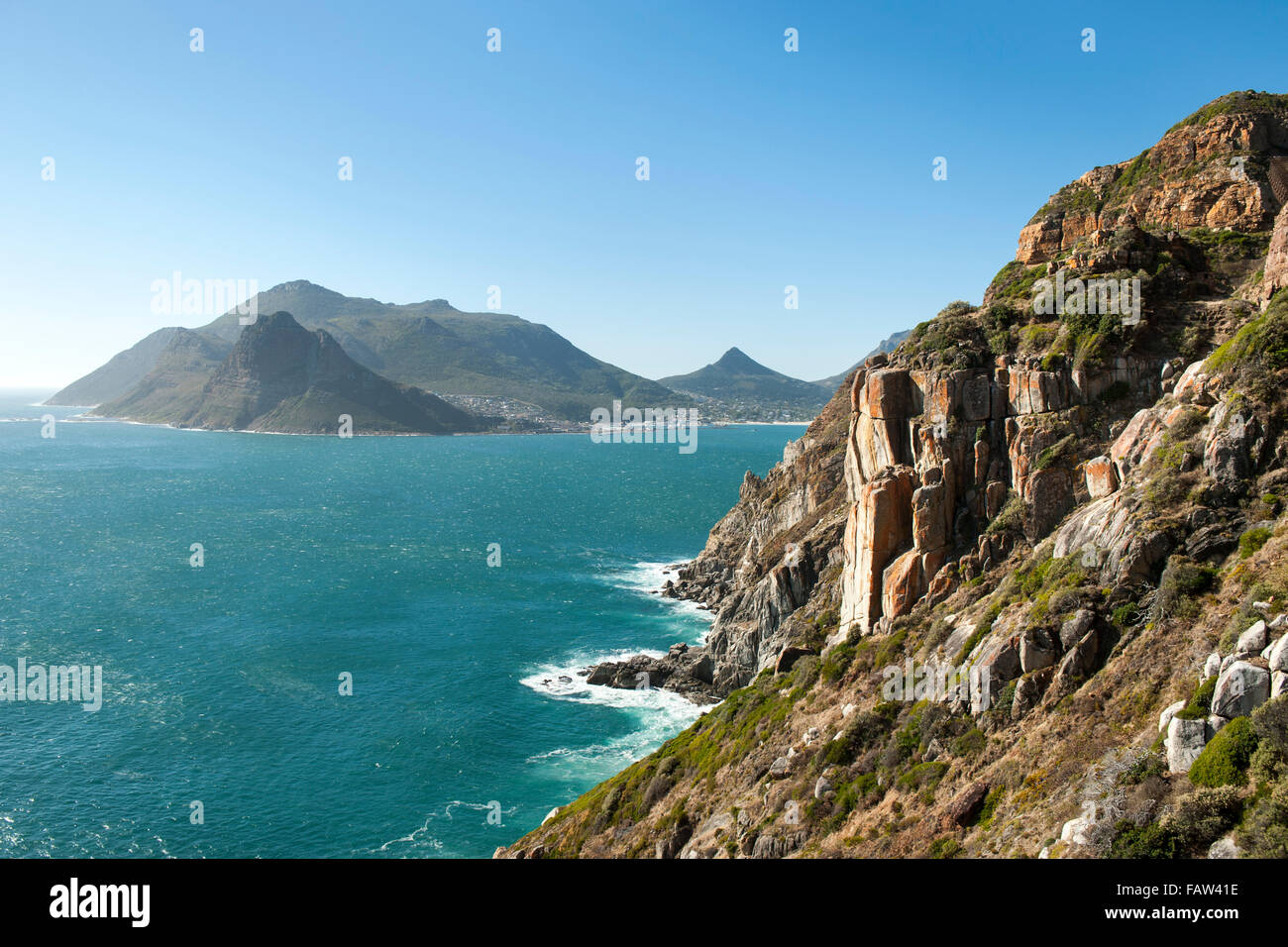 La Sentinella di montagna e parte di Hout Bay visto da Chapman's Peak Drive sulla costa atlantica a Cape Town, Sud Africa. Foto Stock