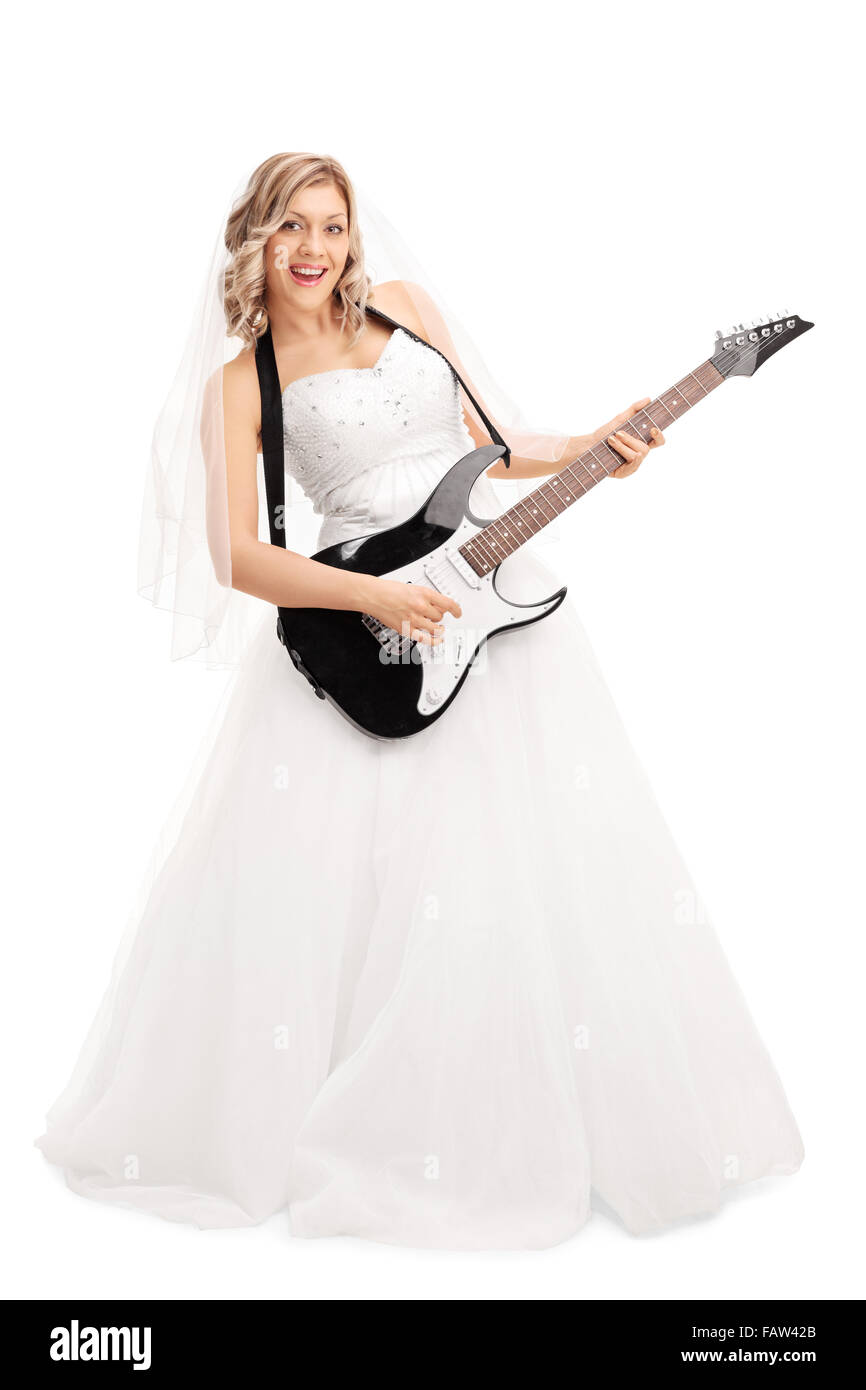A piena lunghezza Ritratto di una giovane sposa bionda suonare la chitarra elettrica isolata su sfondo bianco Foto Stock