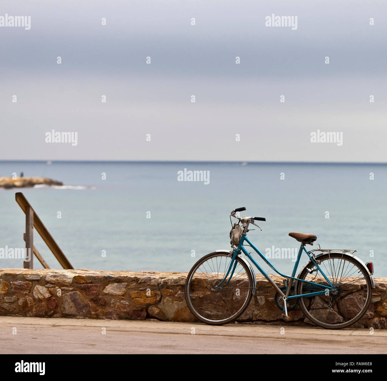 Vintage bike in attesa del suo proprietario alla spiaggia un giorno con atmosfera malinconica Foto Stock
