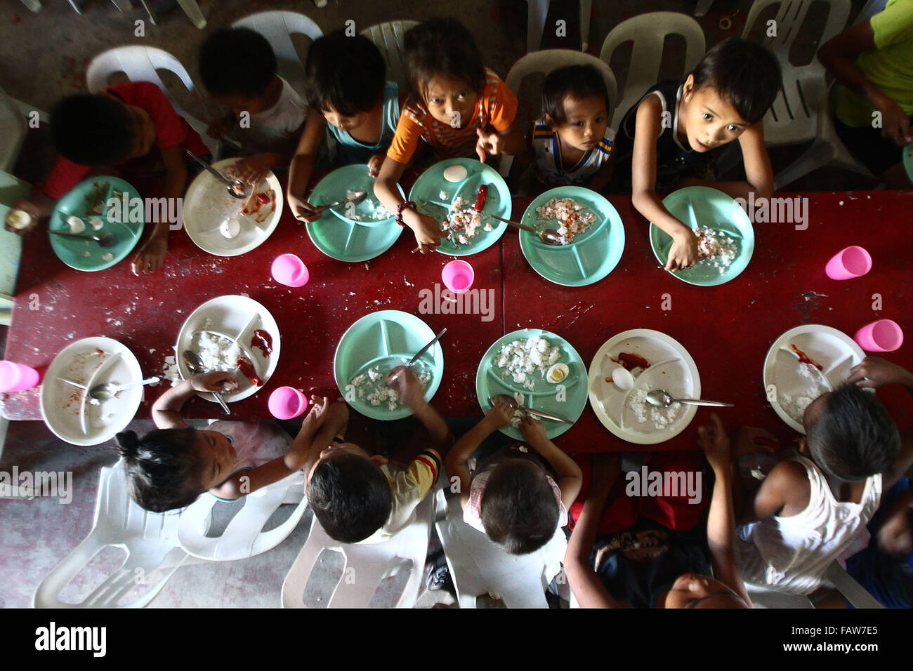 Manila, Filippine. Gen 5, 2016. I bambini mangiano durante una organizzazione non governativa del programma di alimentazione in corrispondenza di una delle baraccopoli di Manila, Filippine, a gennaio 5, 2016. La popolazione si aspetta di colpire 104 milioni nel 2016 con circa 2 milioni di neonati dovrebbe essere nato in questo anno, secondo la Commissione filippina sulla popolazione (PopCom). Credito: Rouelle Umali/Xinhua/Alamy Live News Foto Stock