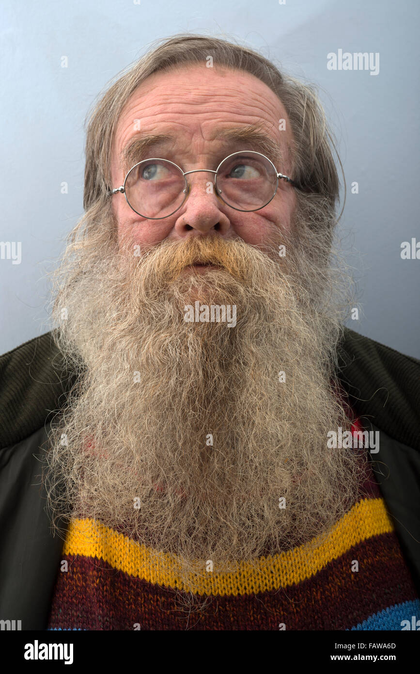 Anziani uomo barbuto che indossa gli occhiali bifocali Foto Stock