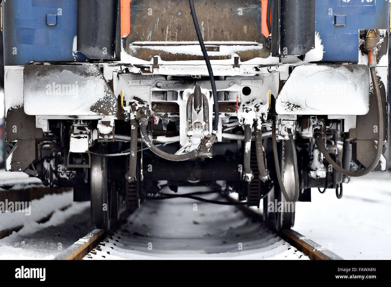 Dettaglio shot con congelati vagone treno tamponi e links di collegamento in inverno Foto Stock