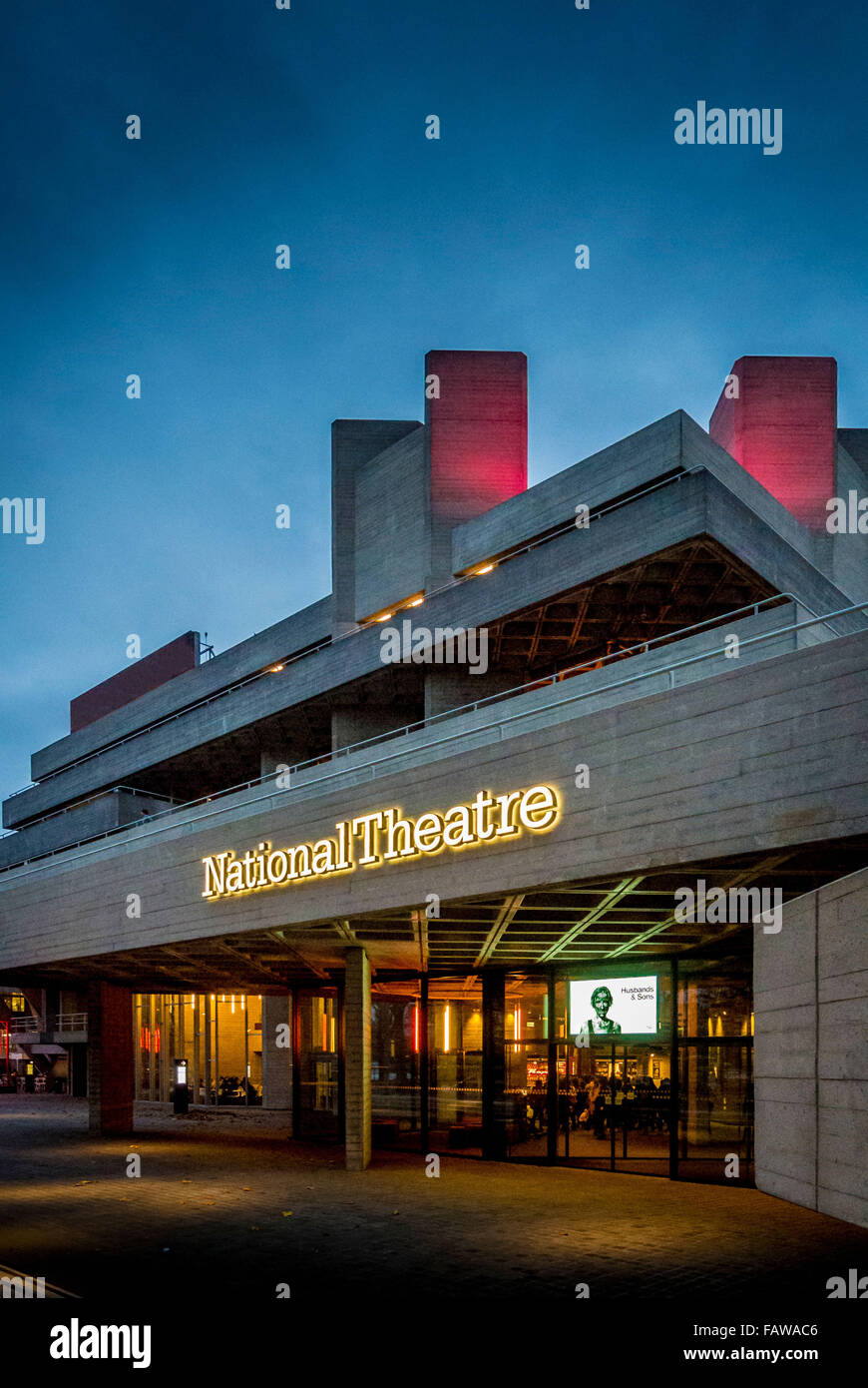 Teatro Nazionale sulla riva sud del Tamigi, Londra, Regno Unito. Foto Stock