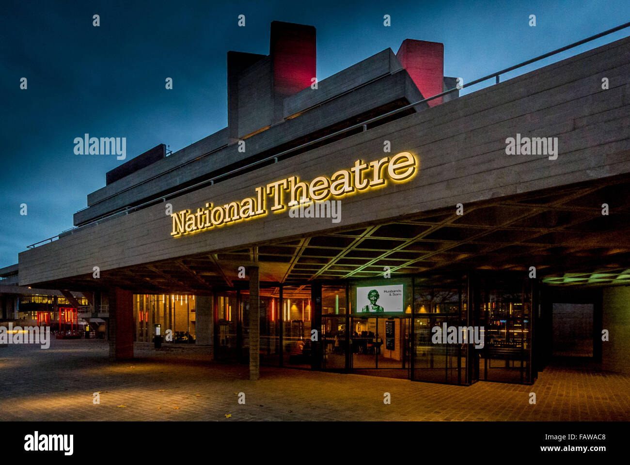 Teatro Nazionale sulla riva sud del Tamigi, Londra, Regno Unito. Foto Stock